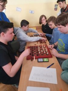 Zdjęcie grupowe uczniów ZSP podczas zmagań szachowych z okazji  Dnia Liczby  π