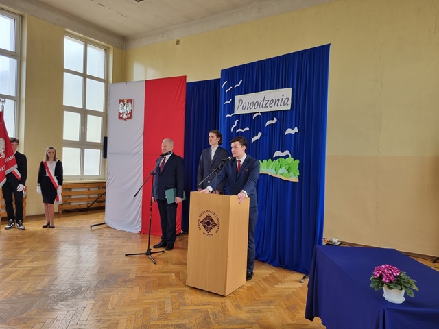 Jan Klepacz stojąc na mównicy  żegna szkolę w imieniu Abiturientów