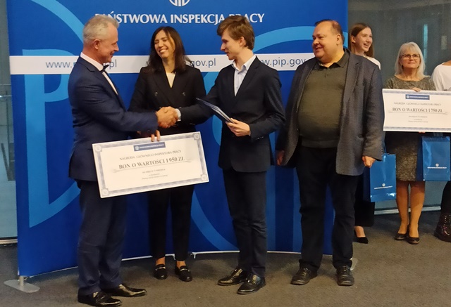Wojciech Rejniak odbiera nagrodę za I miejsce w Konkursie_ Poznaj swoje prawa w pracy