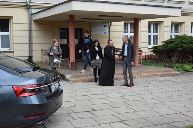 Pożegnanie Księdza Arcybiskupa Grzegorza Rysia przez Krzysztofa Kamińskiego przed wejściem do szkoły