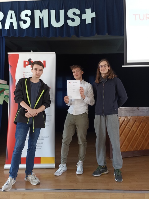 Uczniowie Krzysztof Łągiewczyk, Konrad Marcinkowski i Patryk Ruzicki na Ogólnopolskim Konkursie Turbolandeskunde prezentują dyplom za zajęcie III miejsca