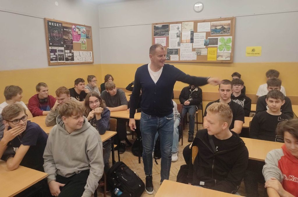 Uczniowie ZSP w sali lekcyjnej z gościem Arturem Świstkiem