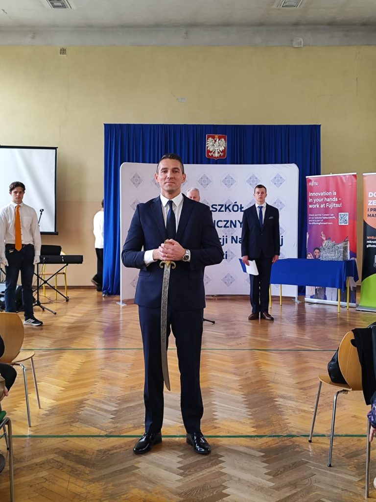 Dyrektor ZSP w szablą