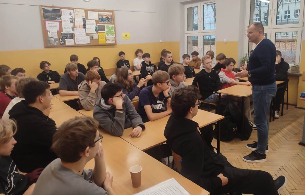 Uczniowie ZSP w sali lekcyjnej z gościem Arturem Świstkiem