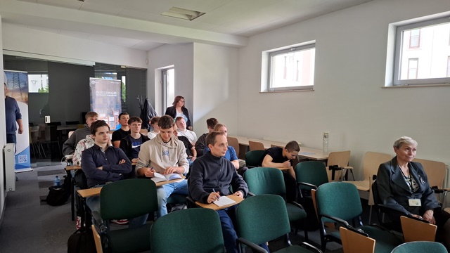 Uczniowie ZSP w Łodzi na prelekcji w siedzibie Stowarzyszenia Elektryków Polskich Oddział Łódź