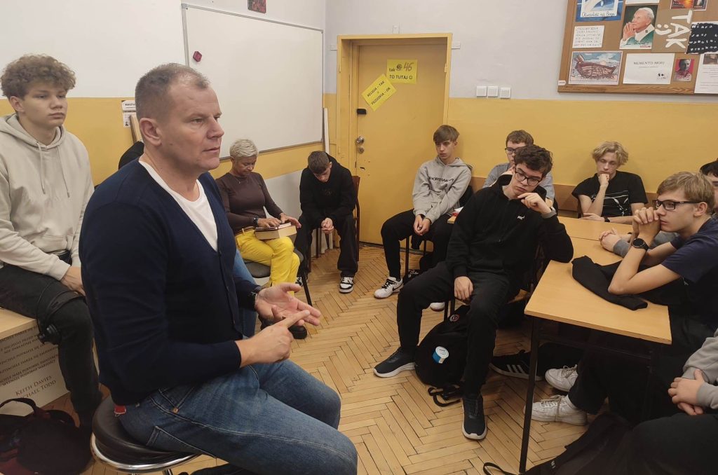 Uczniowie ZSP w sali lekcyjnej z  gościem Arturem Świstkiem