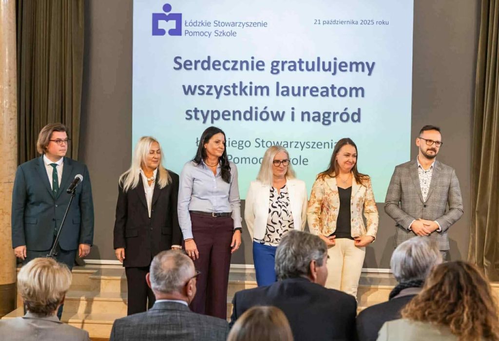 Nasza nauczycielka i inni nauczyciele w trakcie wręczania nagród