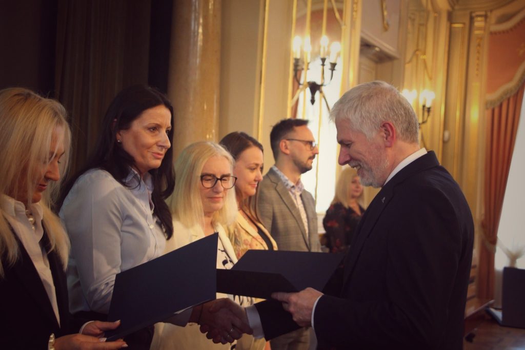Nasza nauczycielka i inni nauczyciele w trakcie wręczania nagród