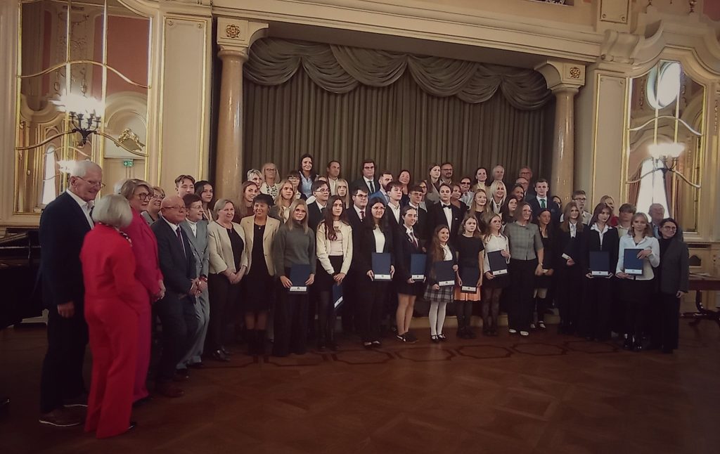 Zdjęcie grupowe nagrodzonych nauczycieli i stypendystów ŁSPS