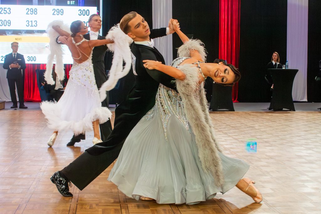 Krzysztof z partnerką taneczną w trakcie tańca