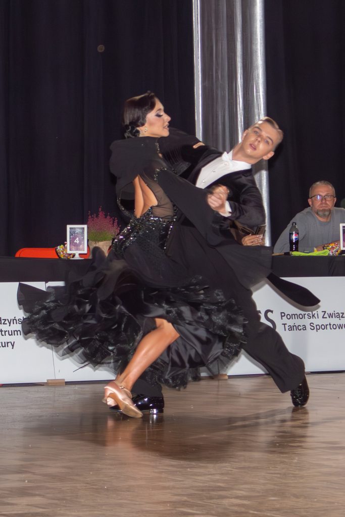 Krzysztof z partnerką taneczną w trakcie tańca