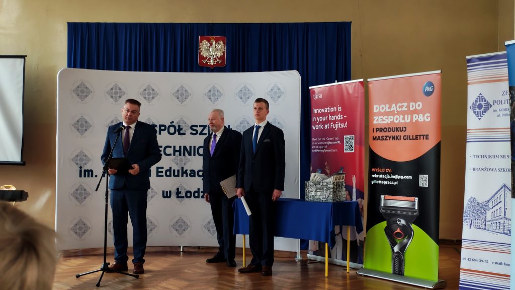 Przedstawiciel firm współpracujących ze szkołą z prowadzącymi uroczystość