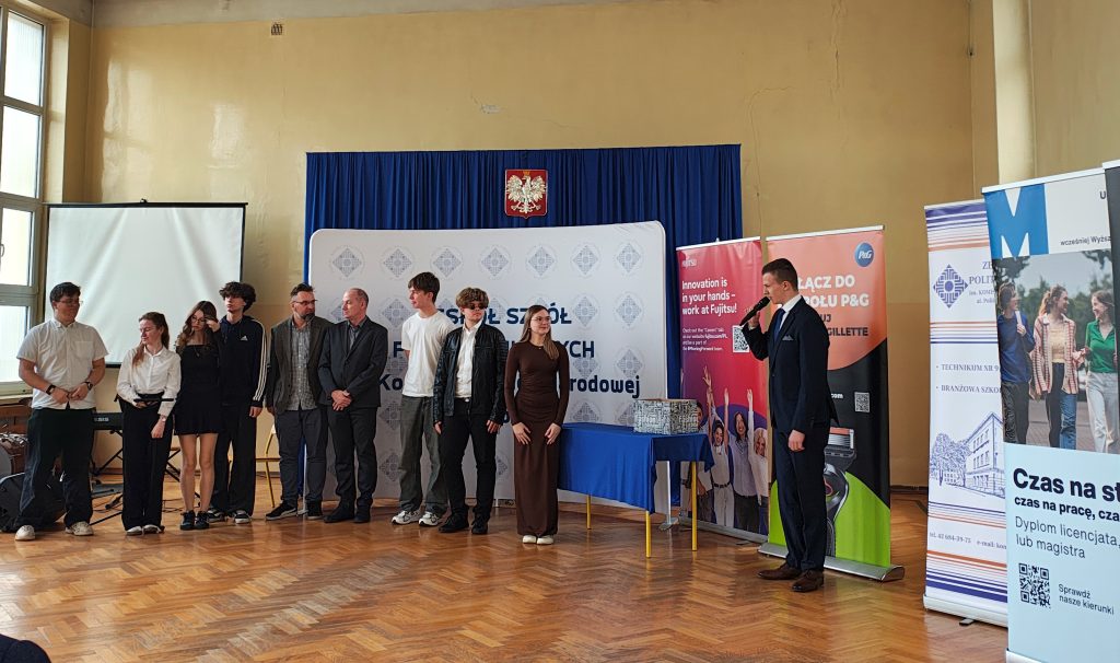 Zespół artystyczny uczniów z dyrektorem szkoły