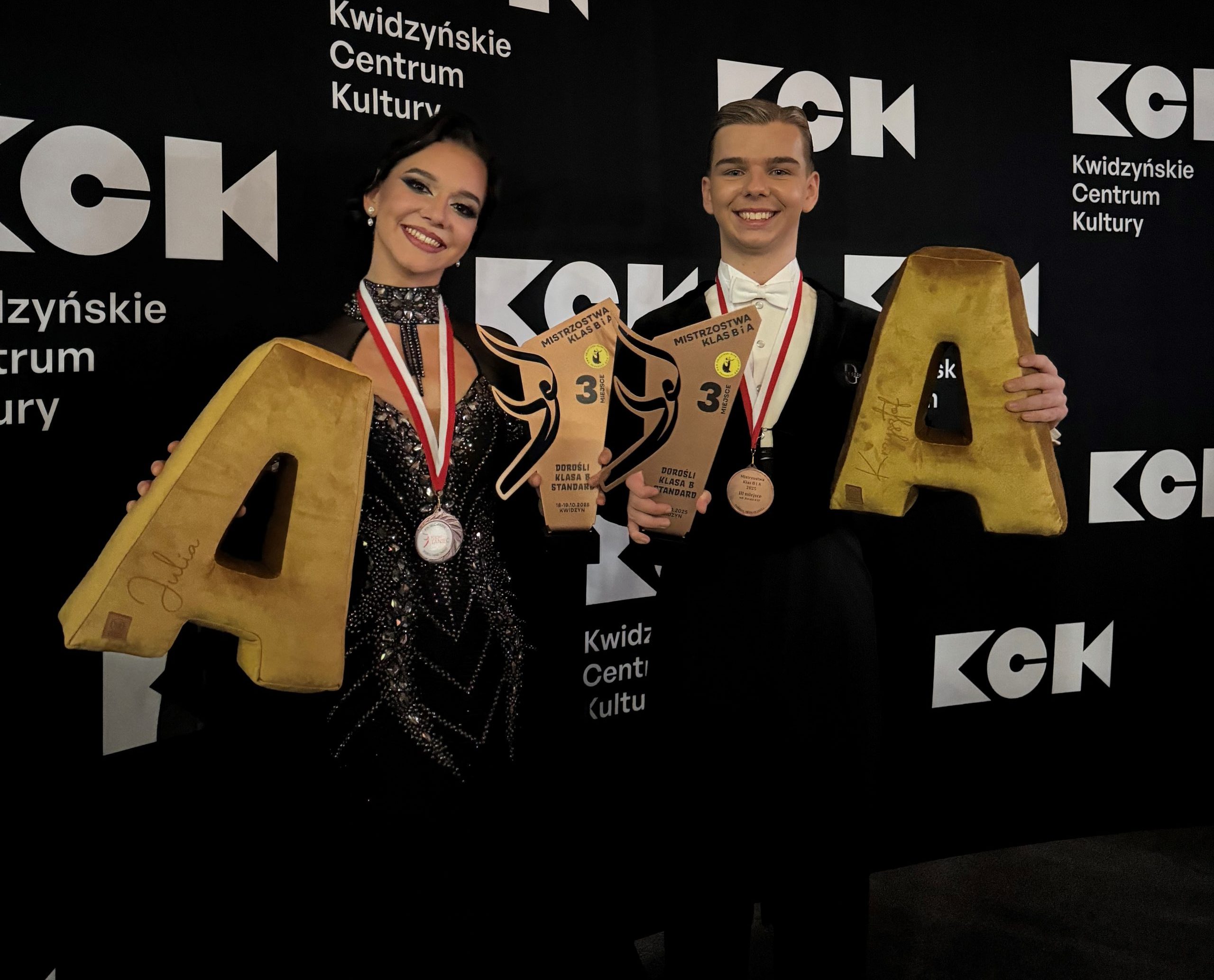 Krzysztof z partnerką taneczną prezentacja medalu