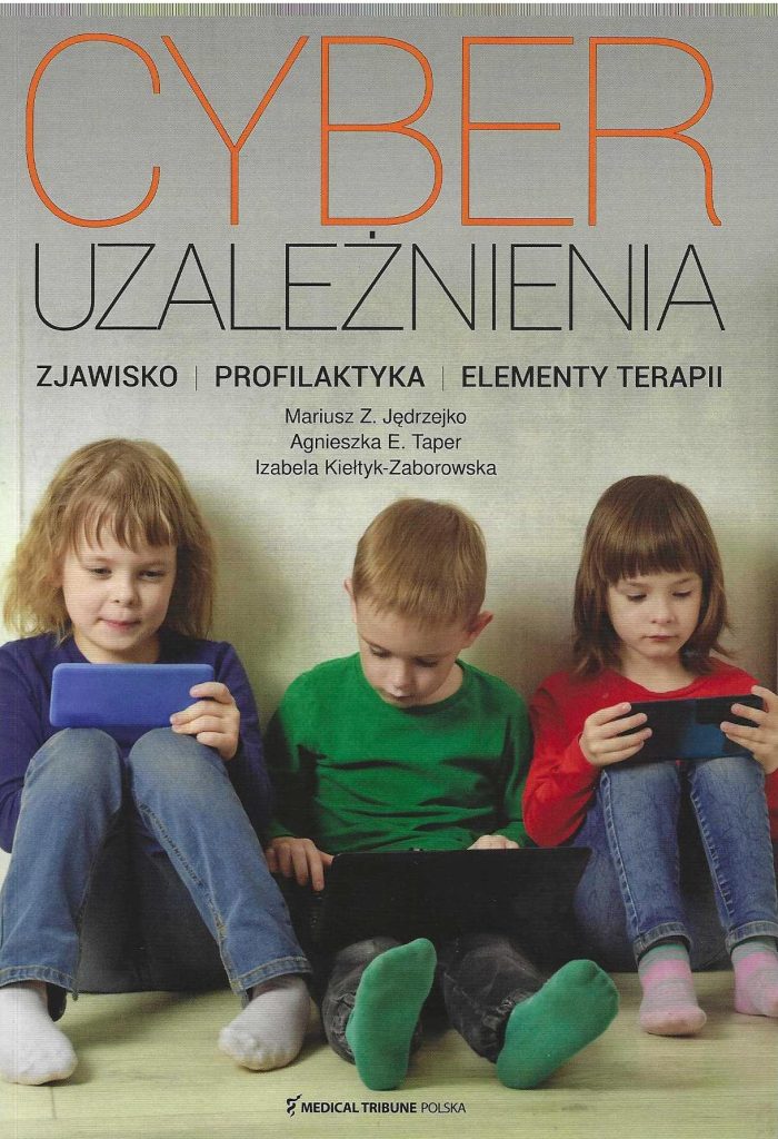 Okładka książki_ napisy: Cyberuzależnienia_ trójka dzieci siedząca na podłodze wpatrzona w tablety