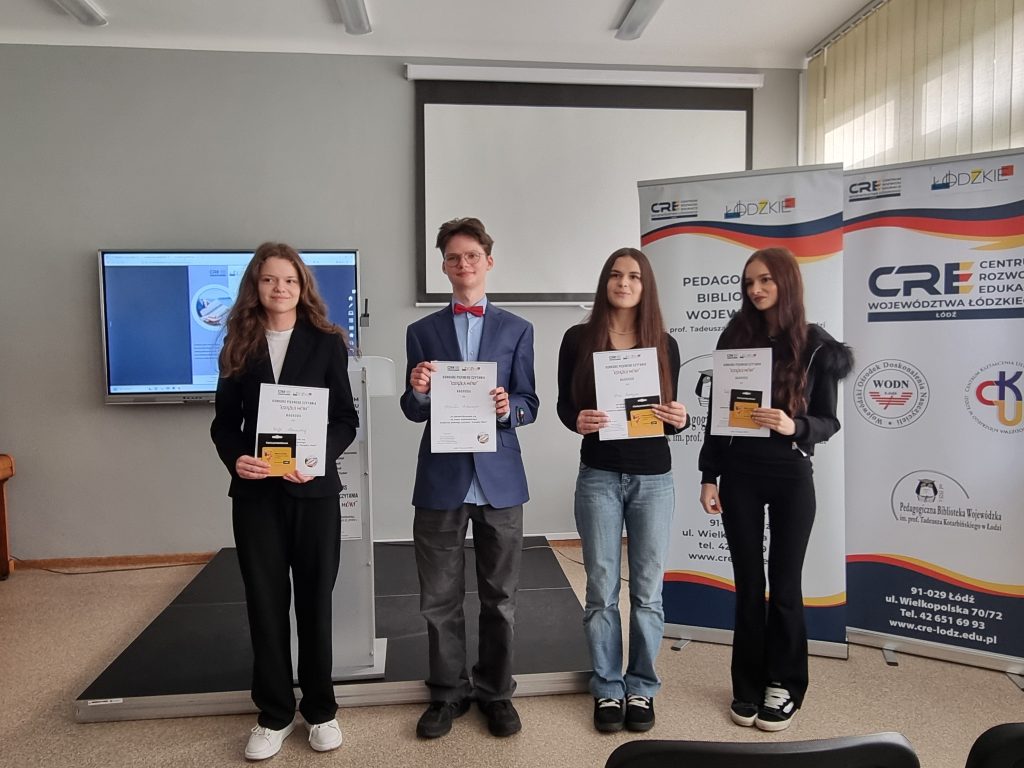 Czterech laureatów etapu rejonowego konkursu „Książka Mówi” z dyplomami