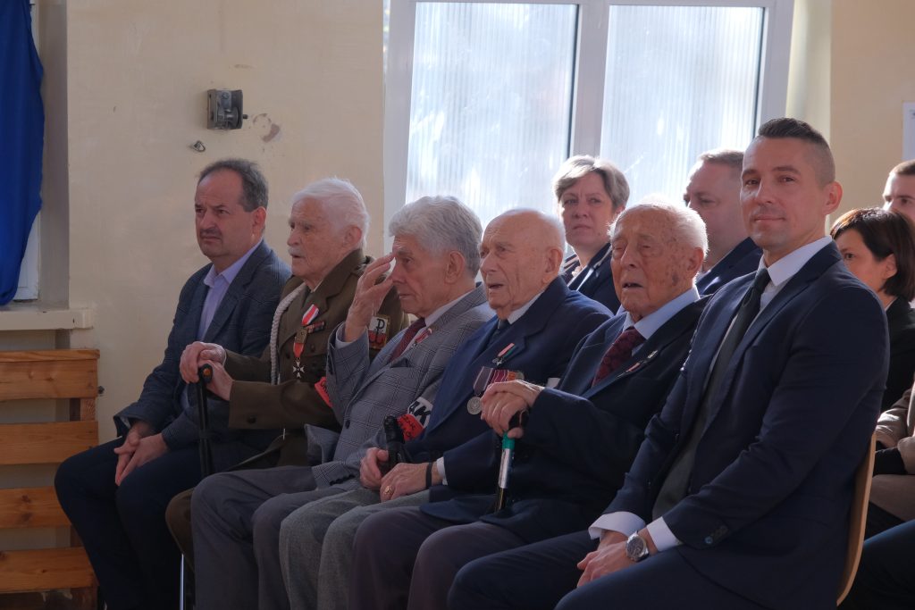 Zdjęcie grupowe uczestników uroczystości w ZSP z okazji Narodowego Święta Niepodległości