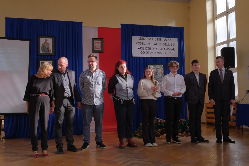 Zdjęcie grupowe uczniów, uczestników uroczystości z okazji Narodowego Święta Niepodległości