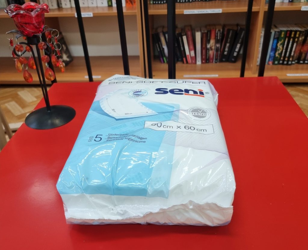 Na czerwonym stoliku podkłady dla kota