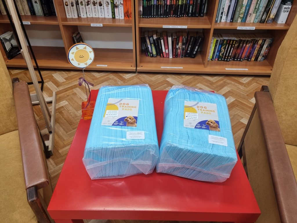 Na czerwonym stoliku podkłady dla kota