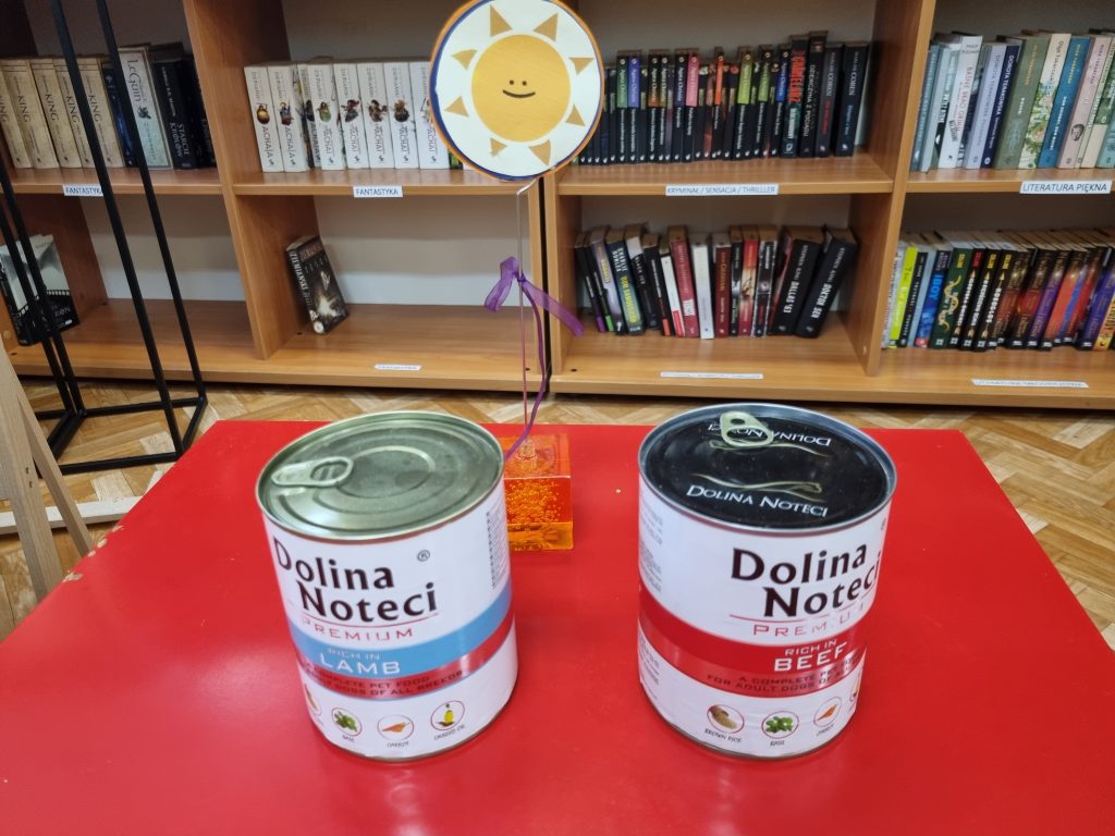 Na czerwonym stoliku puszki dla psa