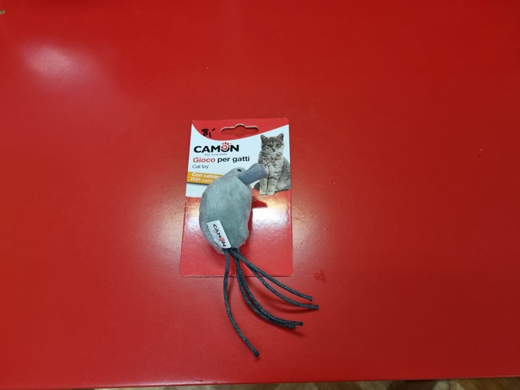 Na czerwonym stoliku zabawka dla kota