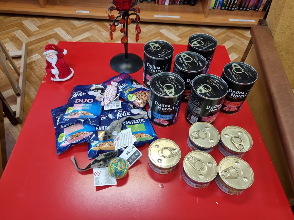 Puszki , saszetki i zabawki dla kota