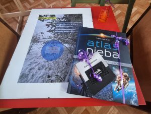 Prezenty do wylosowania książka i bon do Empiku