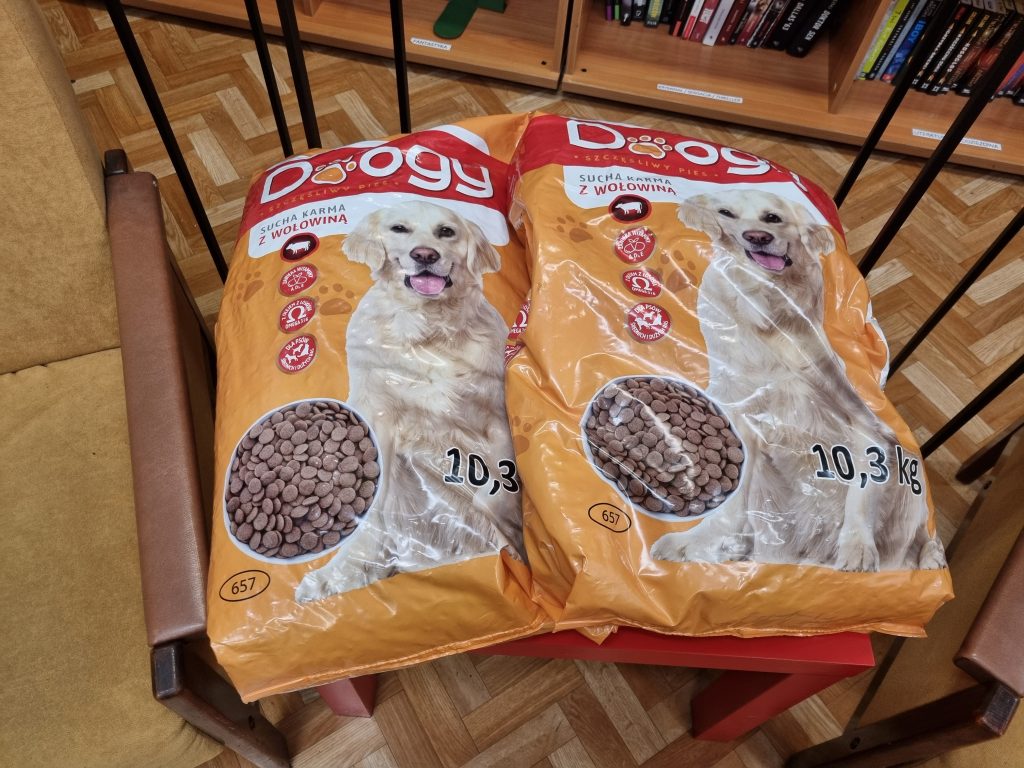 dwa worki suchej karmy dla psów 