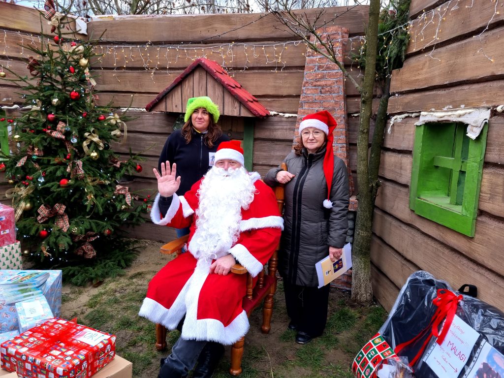 św. Mikołaj z wolontariuszką schroniska i darczyńcą