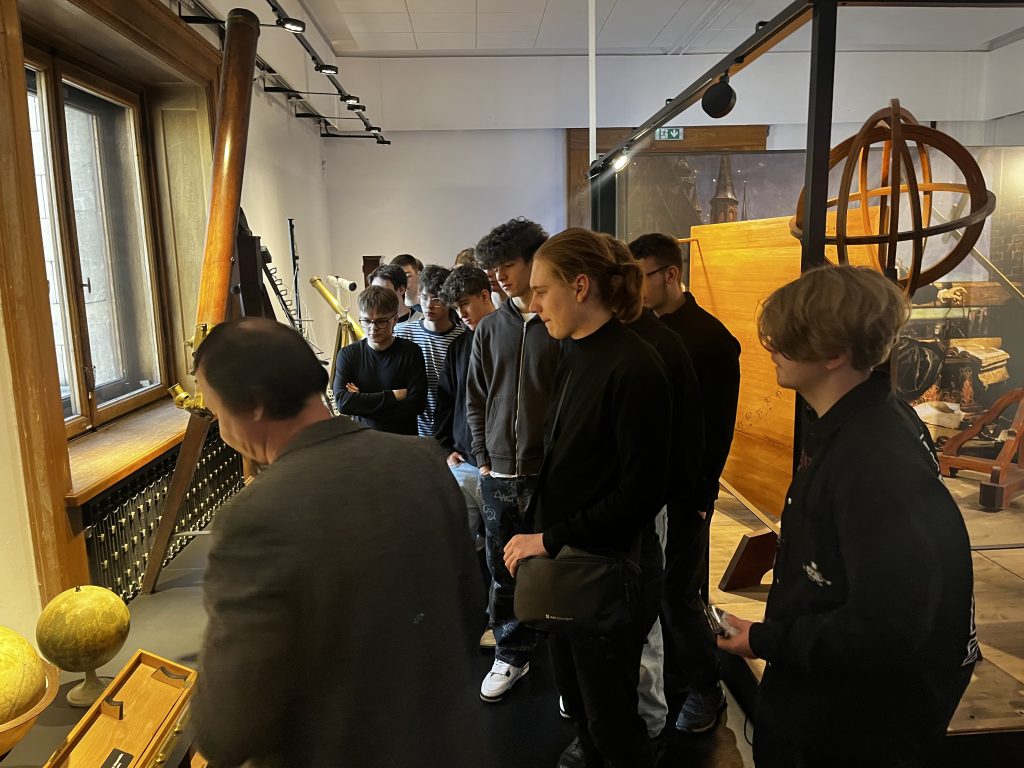 Grupa młodzieży w sali Muzeum Techniki