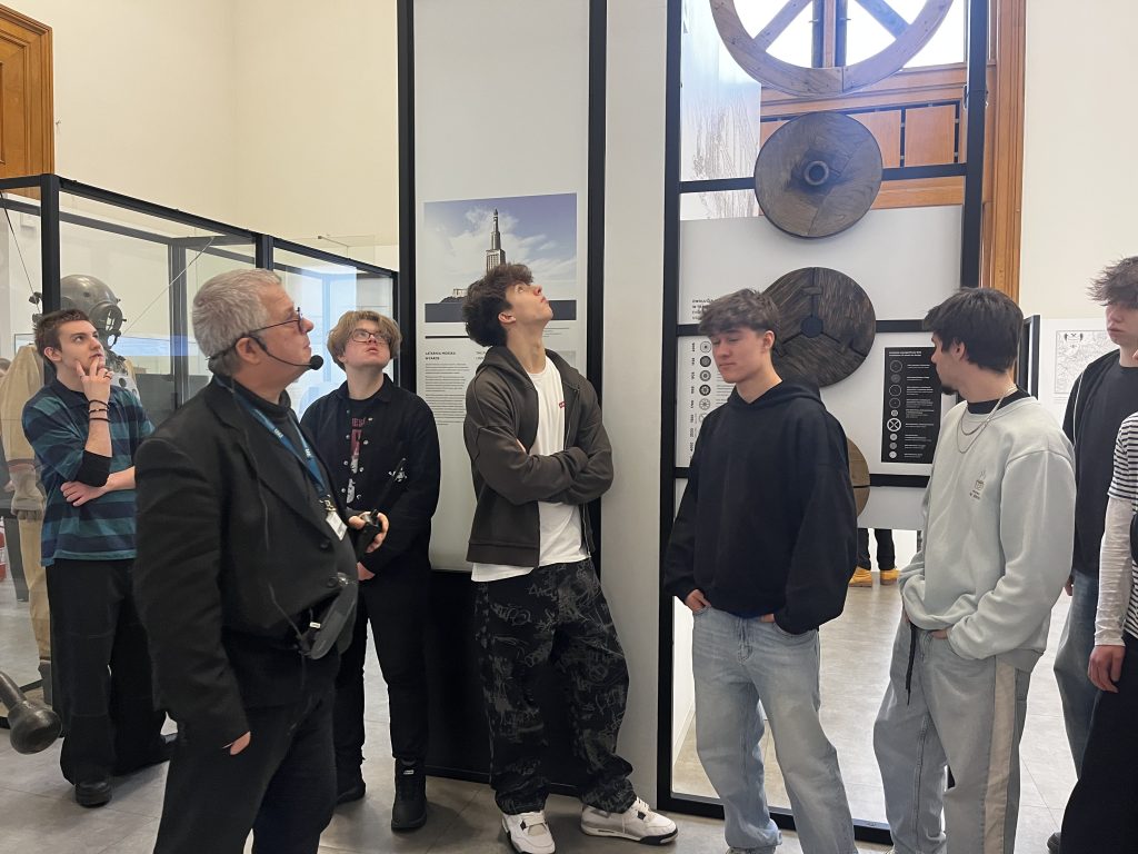 Grupa młodzieży w sali Muzeum Techniki