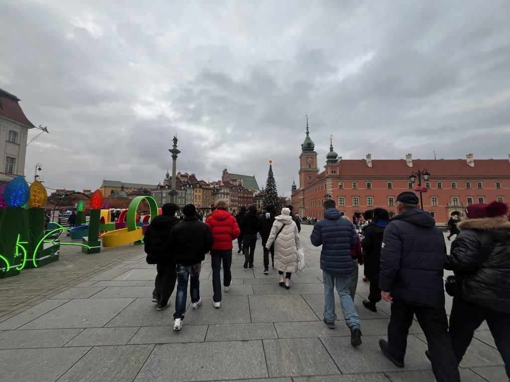 Grupa młodzieży na warszawskiej starówce