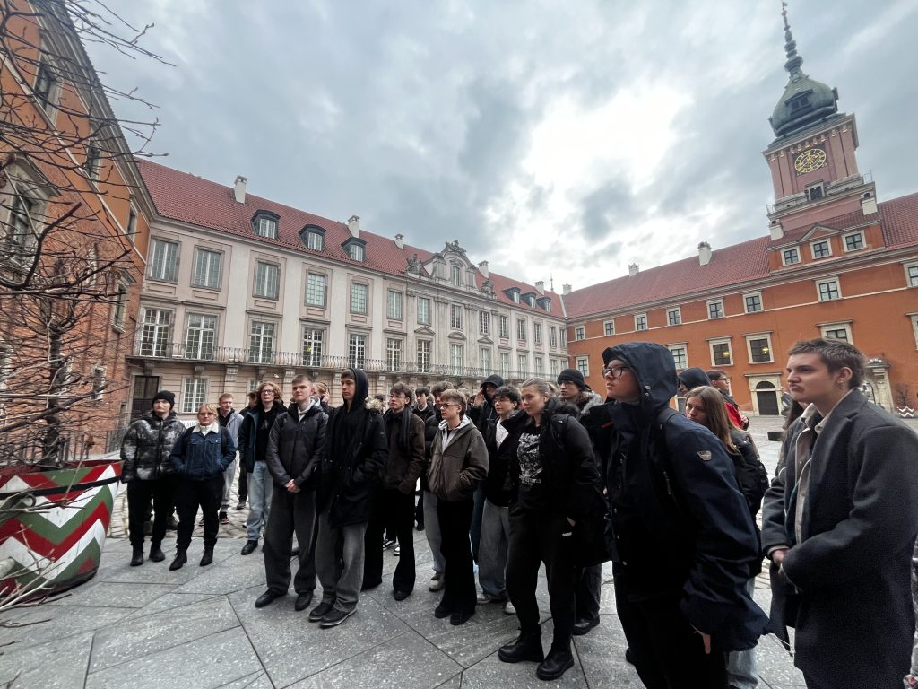 Grupa młodzieży na warszawskiej starówce