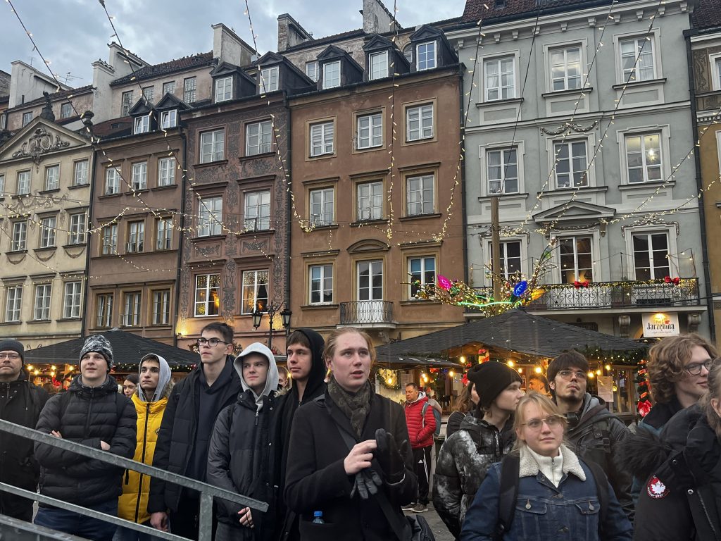 Grupa młodzieży na warszawskiej starówce