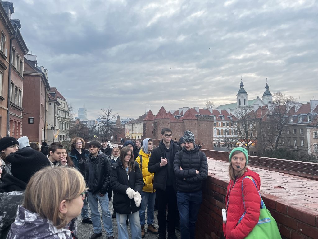 Grupa młodzieży na warszawskiej starówce