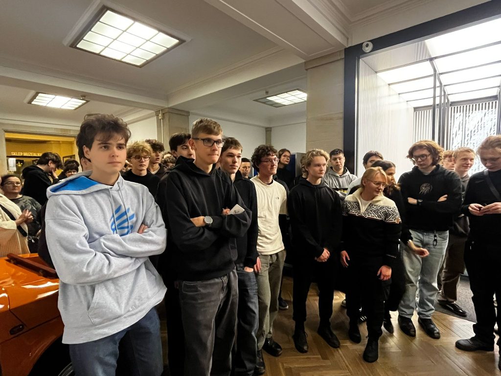Grupa uczniów sali  Muzeum Techniki