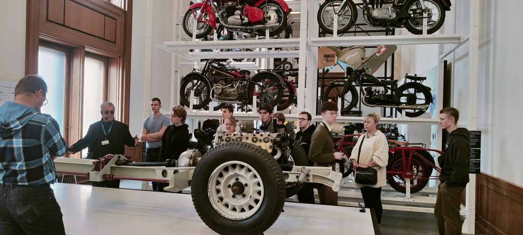 Grupa uczniów przy ekspozycji wMuzeum Techniki_motocykle