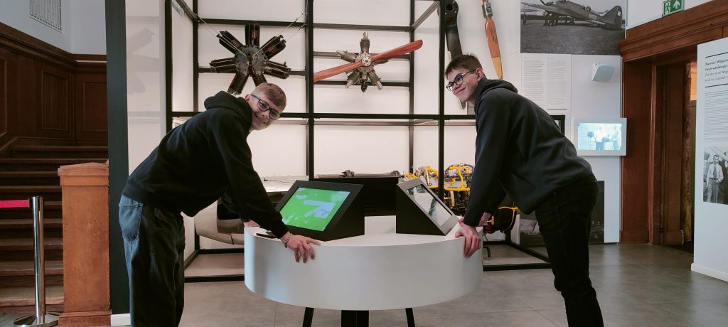 Grupa uczniów przy ekspozycji w Muzeum Techniki