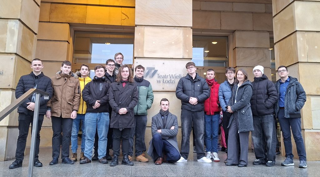 Zdjęcie grupowe uczniów przed Teatrem Wielkim