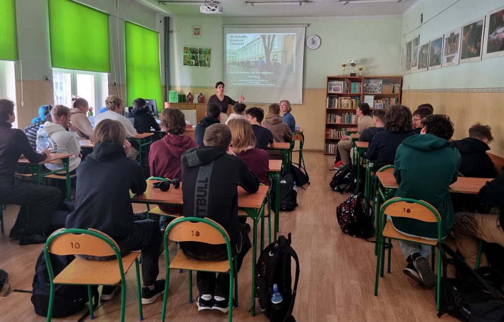 Uczestnicy VI Szkolnego Konkursu Literackiego, w tle slajd z informacją o konkursie