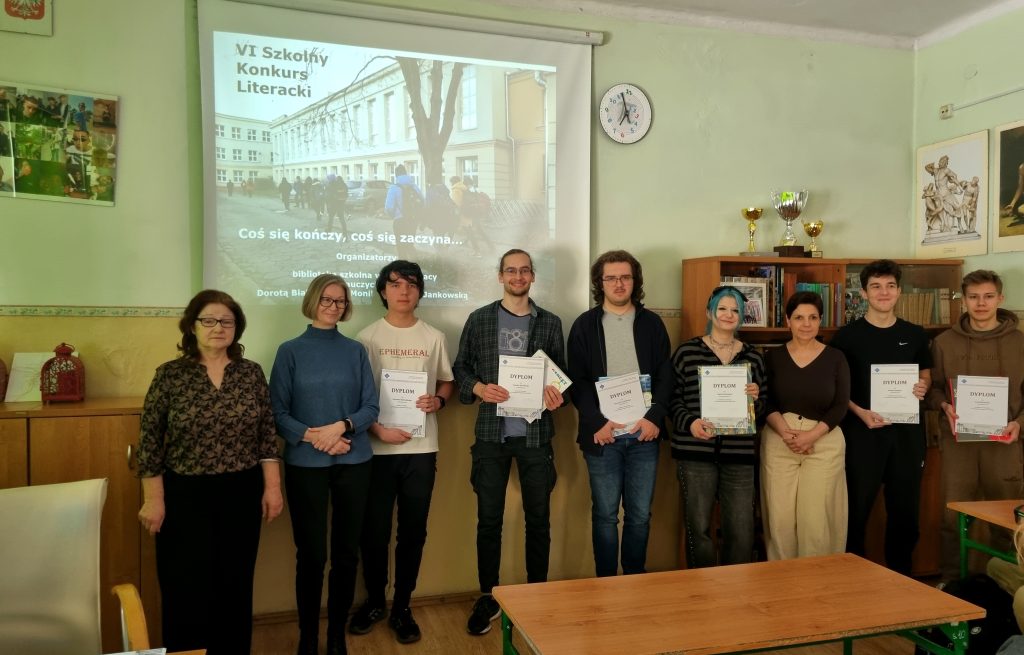 Laureaci VI Szkolnego Konkursu Literackiego na tle slajdu z informacją o konkursie