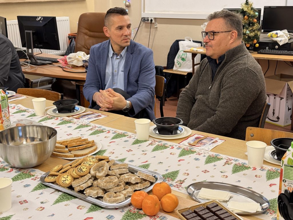 członkowie Szkolnego Koła SEP i goście przy wigilijnym stole
