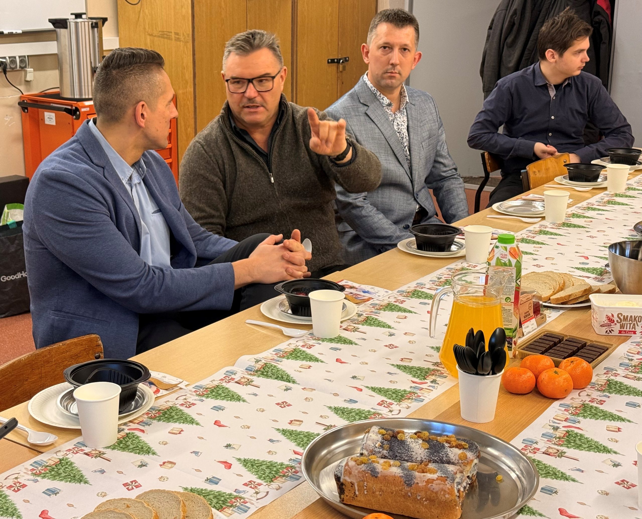 członkowie Szkolnego Koła SEP i goście przy wigilijnym stole