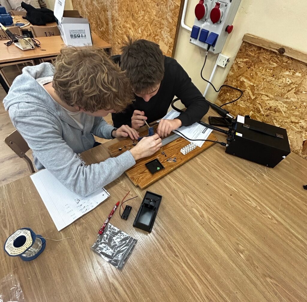 Uczniowie przy montowaniu układów elektronicznych