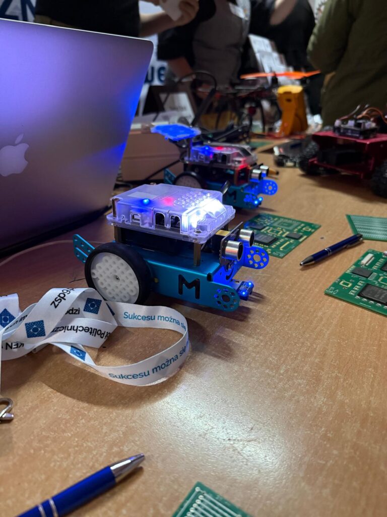 Stoisko z gadżetami na Rejonowych Targach Edukacyjnych 