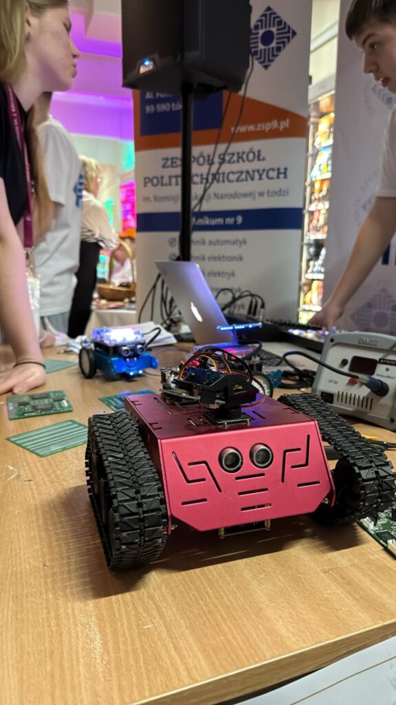 Stoisko z gadżetami na Rejonowych Targach Edukacyjnych 