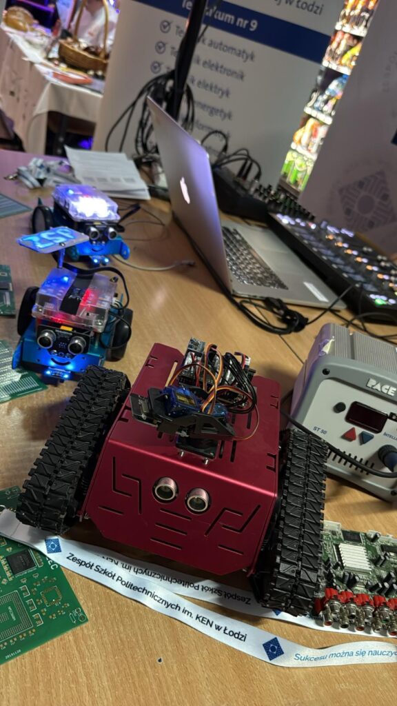 Stoisko z gadżetami na Rejonowych Targach Edukacyjnych 