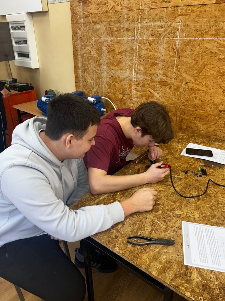 Uczniowie przy montowaniu układów elektronicznych