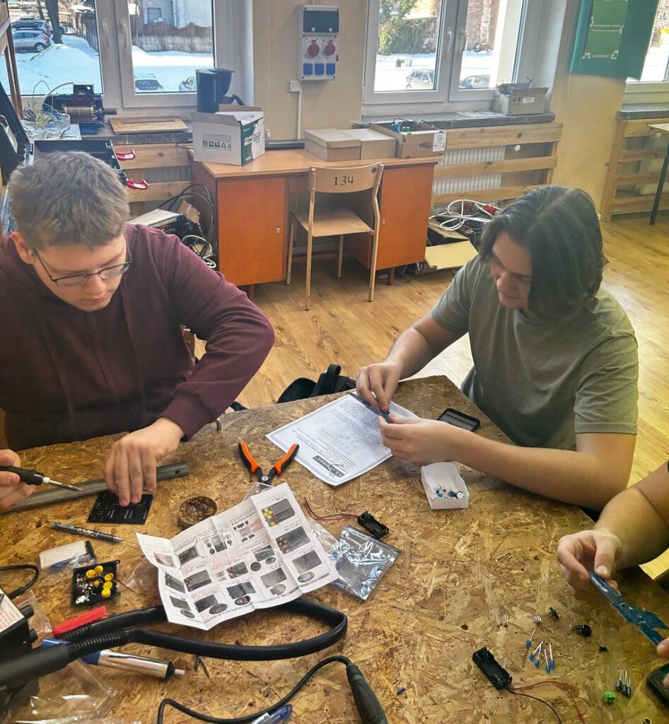 Uczniowie przy montowaniu układów elektronicznych